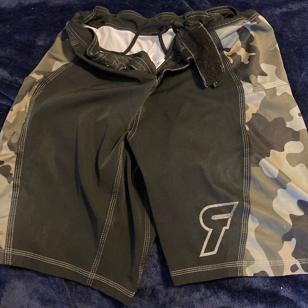 RokFit athletic shorts Men’s 34 bundle shorts and make an offer!!
